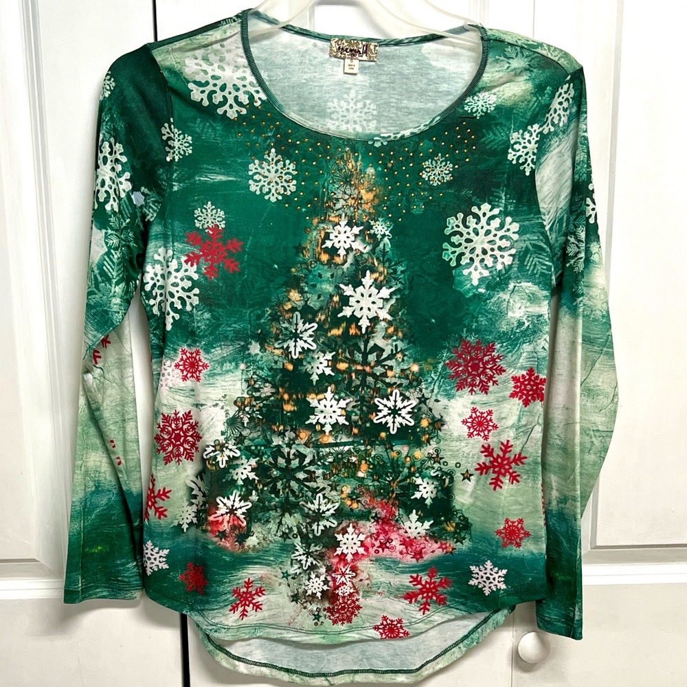 ONE WORLD Green Long-Sleeve Holiday Tree Top with Red & White Snowflakes Size S